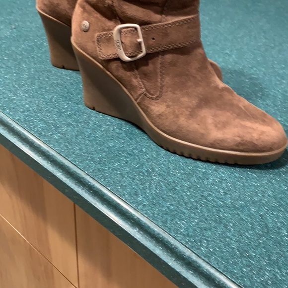 UGG boots size 8 3" inch . Not Wide.  Regular Width. - Picture 4 of 7